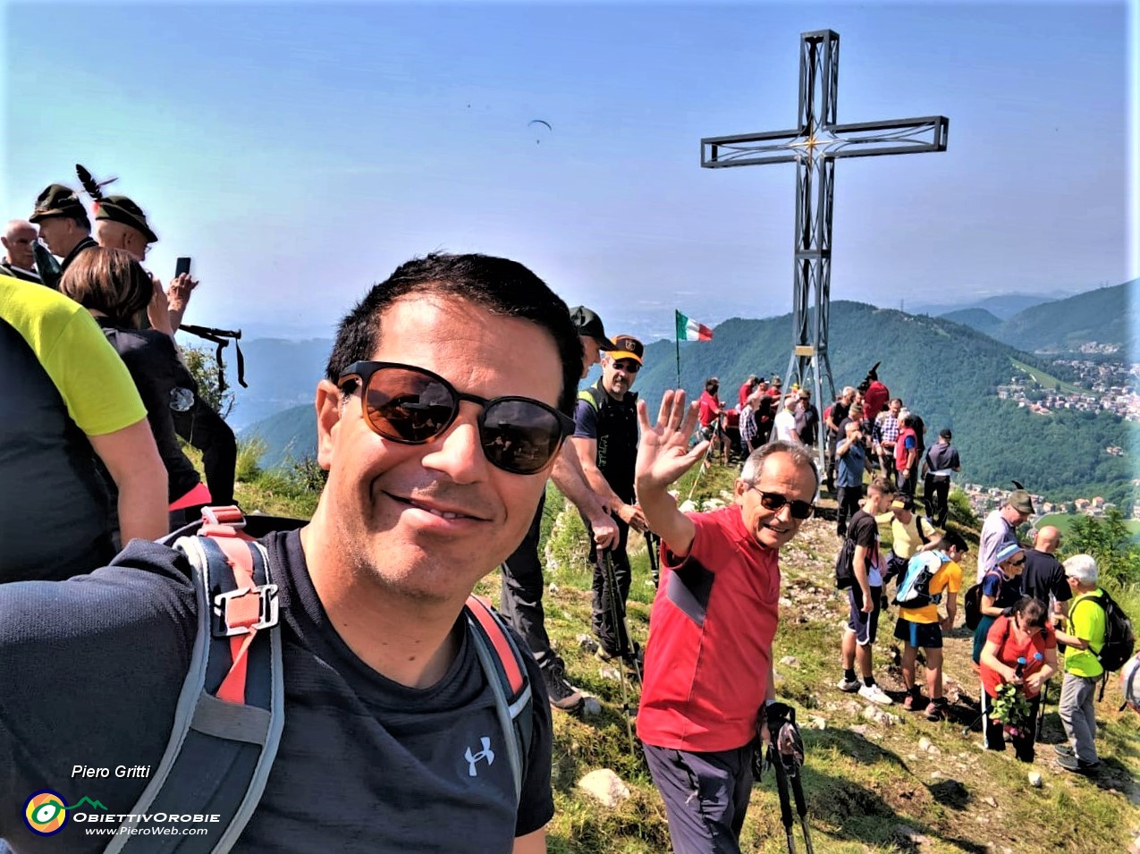 07 Selfie alla croce di vetta al termine della S. Messa .jpg